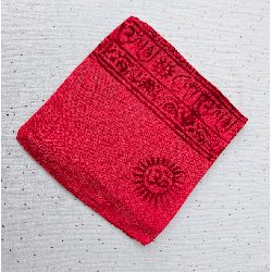 Écharpe de Varanasi rouge portée