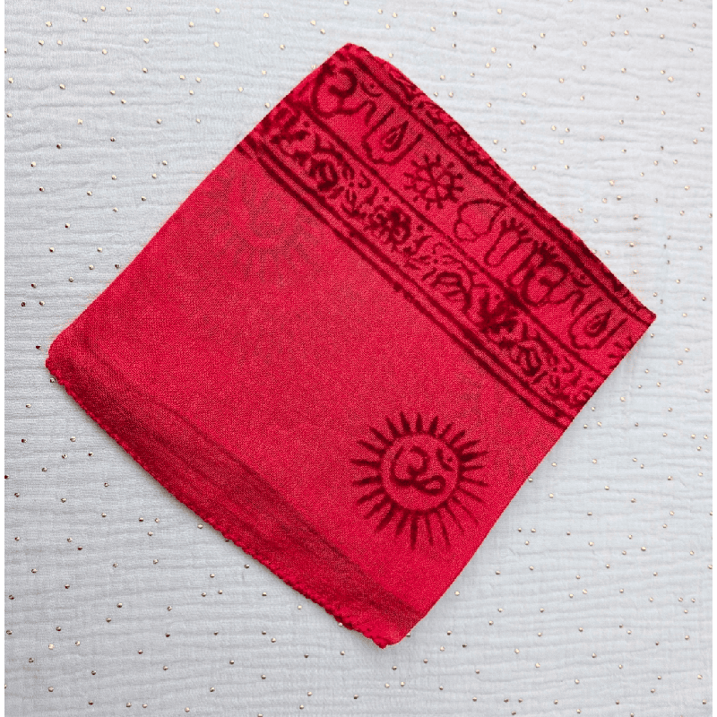 Écharpe de Varanasi rouge portée