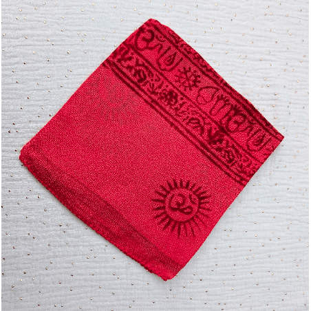 Écharpe de Varanasi rouge portée