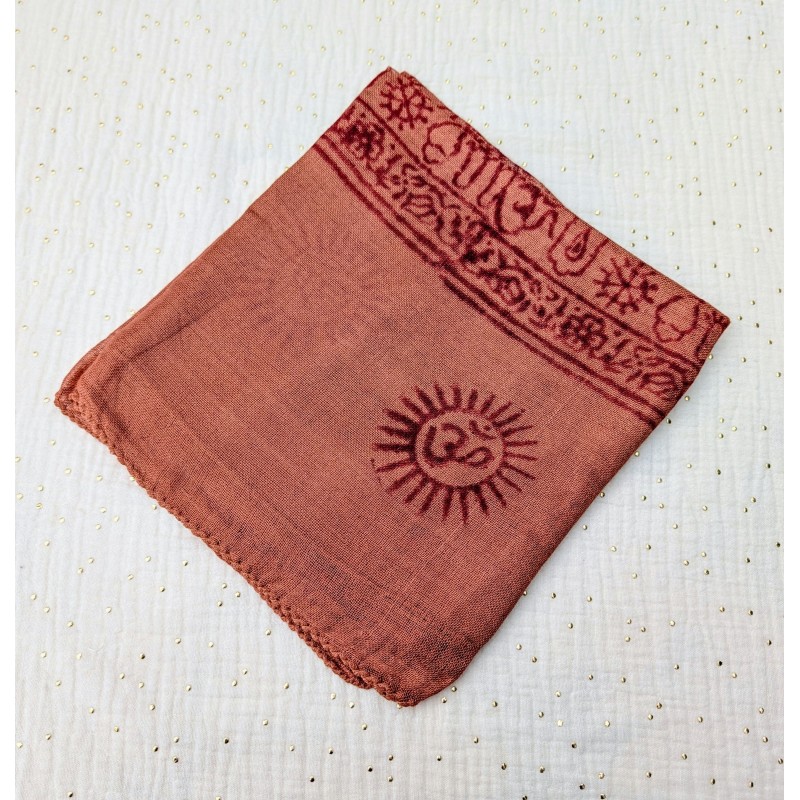 Châle de Varanasi marron porté