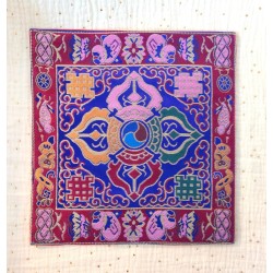 Tapis d'autel tibétain en brocart de soie — Double Dorje & symboles auspicieux (Ashtamangala)