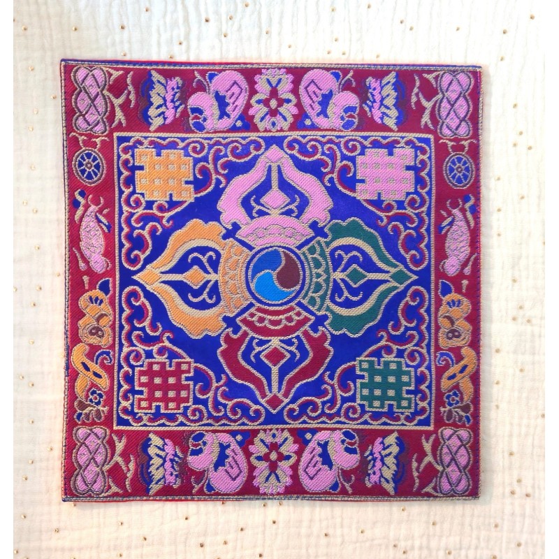 Tapis d'autel tibétain en brocart de soie — Double Dorje & symboles auspicieux (Ashtamangala)