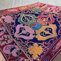 Tapis d'autel tibétain en brocart de soie — Double Dorje & symboles auspicieux (Ashtamangala)