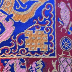 Tapis d'autel tibétain en brocart de soie — Double Dorje & symboles auspicieux (Ashtamangala)
