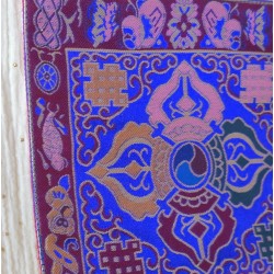 Tapis d'autel tibétain en brocart de soie — Double Dorje & symboles auspicieux (Ashtamangala)
